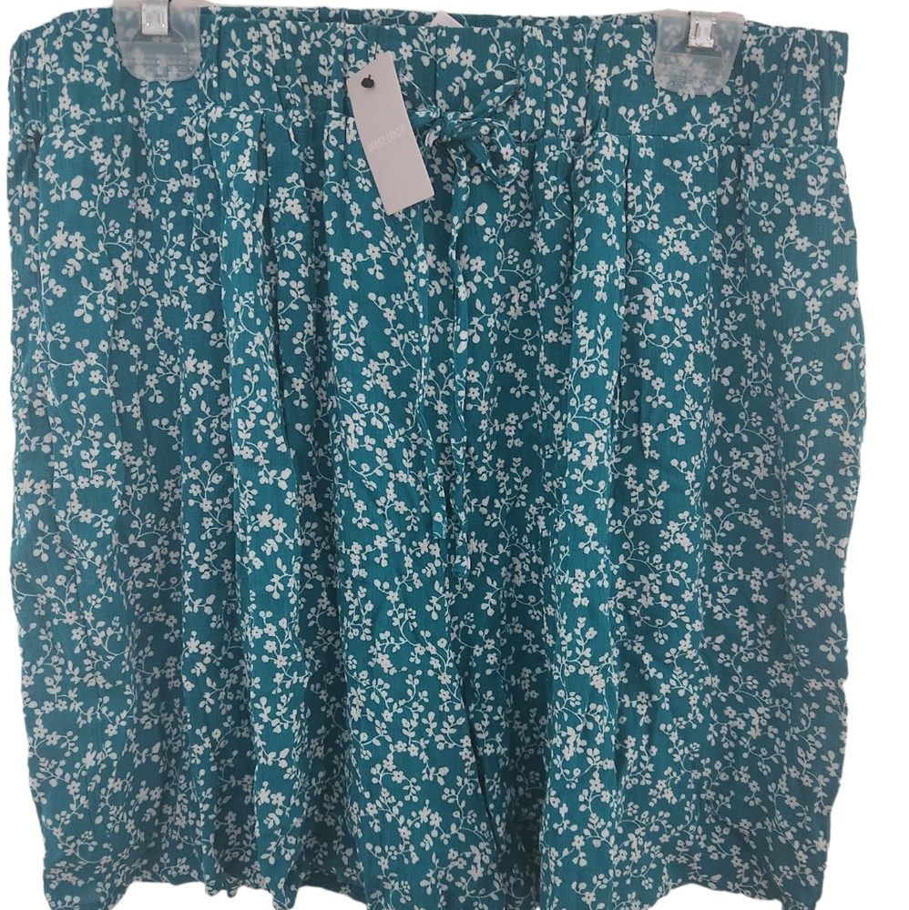 West Loop Women Green Summer Shorts W/ Floral Design